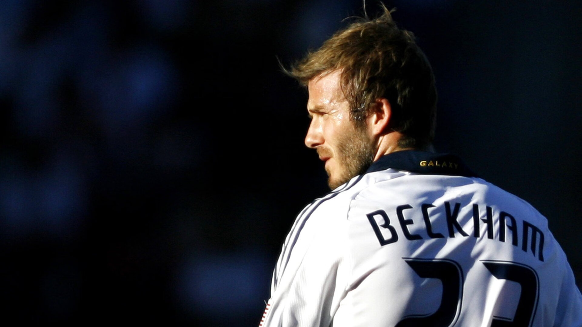 最佳瞬间：王强压哨三分，点燃现场气氛！